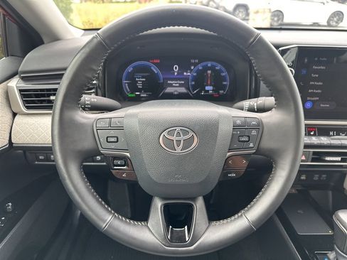Used 2025 Toyota Camry XLE image 12