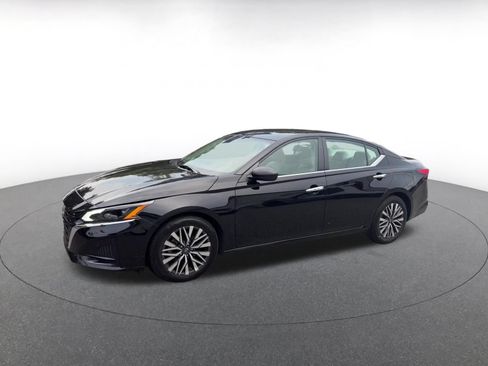 Used 2025 Nissan Altima 2.5 SV FWD image 7