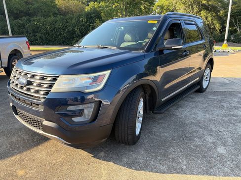 Used 2017 Ford Explorer XLT w/ Equipment Group 202A FWD image 1