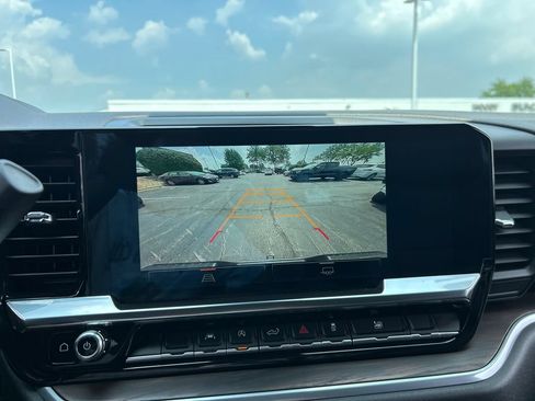 Used 2022 GMC Sierra 1500 SLT AWD/4WD image 26