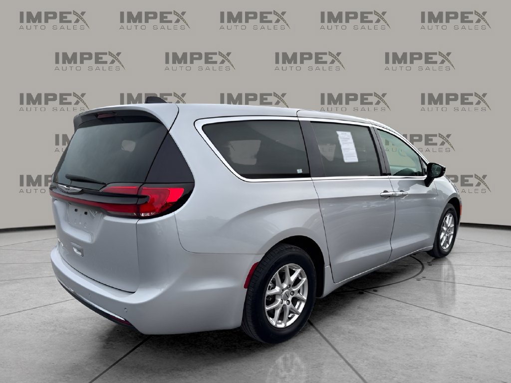 Used 2024 Chrysler Pacifica Touring-L FWD image 5