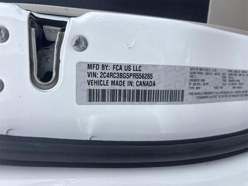 Used 2023 Chrysler Pacifica Touring-L image 30