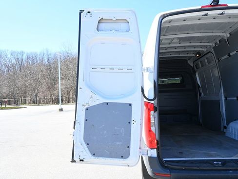 Used 2023 Mercedes-Benz Sprinter 2500 image 32