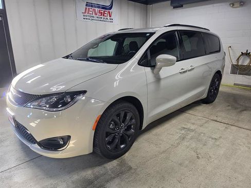 Used 2019 Chrysler Pacifica Touring Plus w/ S Appearance Package FWD image 1