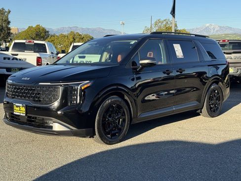 Used 2025 Kia Carnival SX Prestige image 3