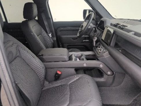 Used 2025 Land Rover Defender 130 X-Dynamic SE AWD/4WD image 13