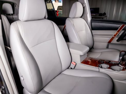 Used 2012 Toyota Highlander Limited w/ Tow Pkg FWD image 28