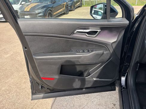 Used 2025 Kia Sportage LX image 18