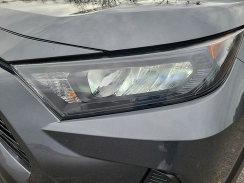 Used 2019 Toyota RAV4 LE image 9