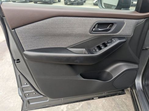 Used 2023 Nissan Rogue S image 11