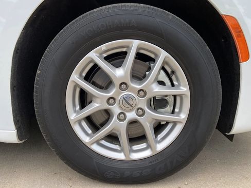 Used 2024 Chrysler Pacifica Touring-L FWD image 8
