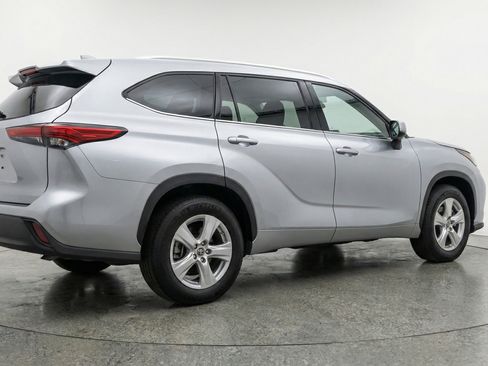 Used 2025 Toyota Highlander LE image 9