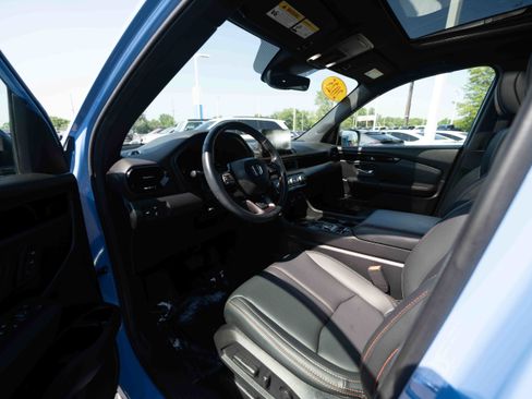 Used 2025 Honda Pilot TrailSport image 8
