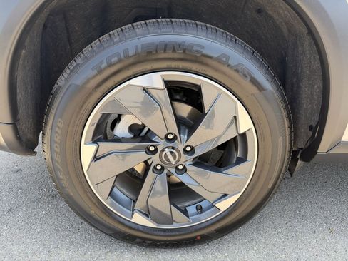 Used 2025 Nissan Rogue SV FWD image 32