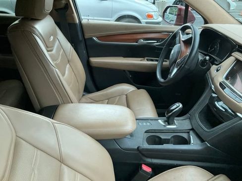 Used 2017 Cadillac XT5 Platinum w/ Driver Assist Package AWD/4WD image 4