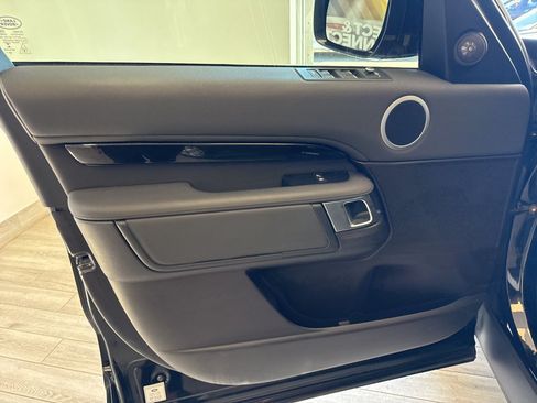 Used 2019 Land Rover Discovery SE AWD/4WD image 11