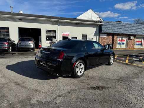 Used 2019 Chrysler 300 Touring w/ Sport Appearance Package image 13