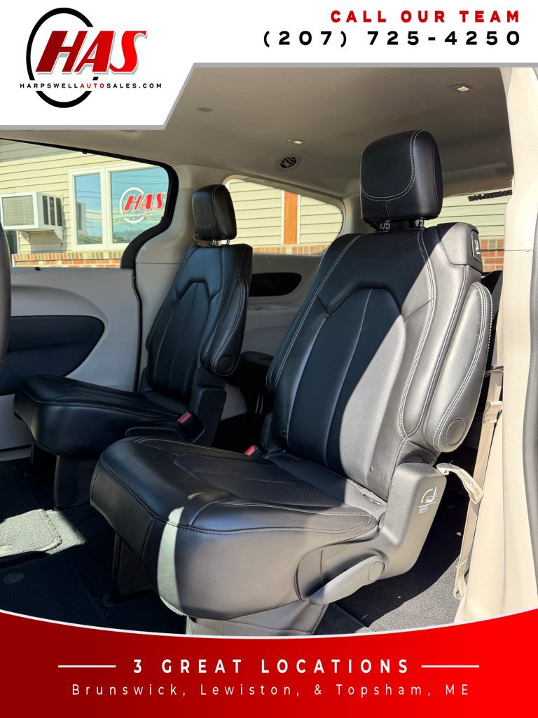 Used 2024 Chrysler Pacifica Touring-L FWD image 11