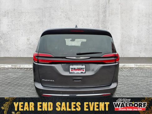 Used 2023 Chrysler Pacifica Touring-L image 3