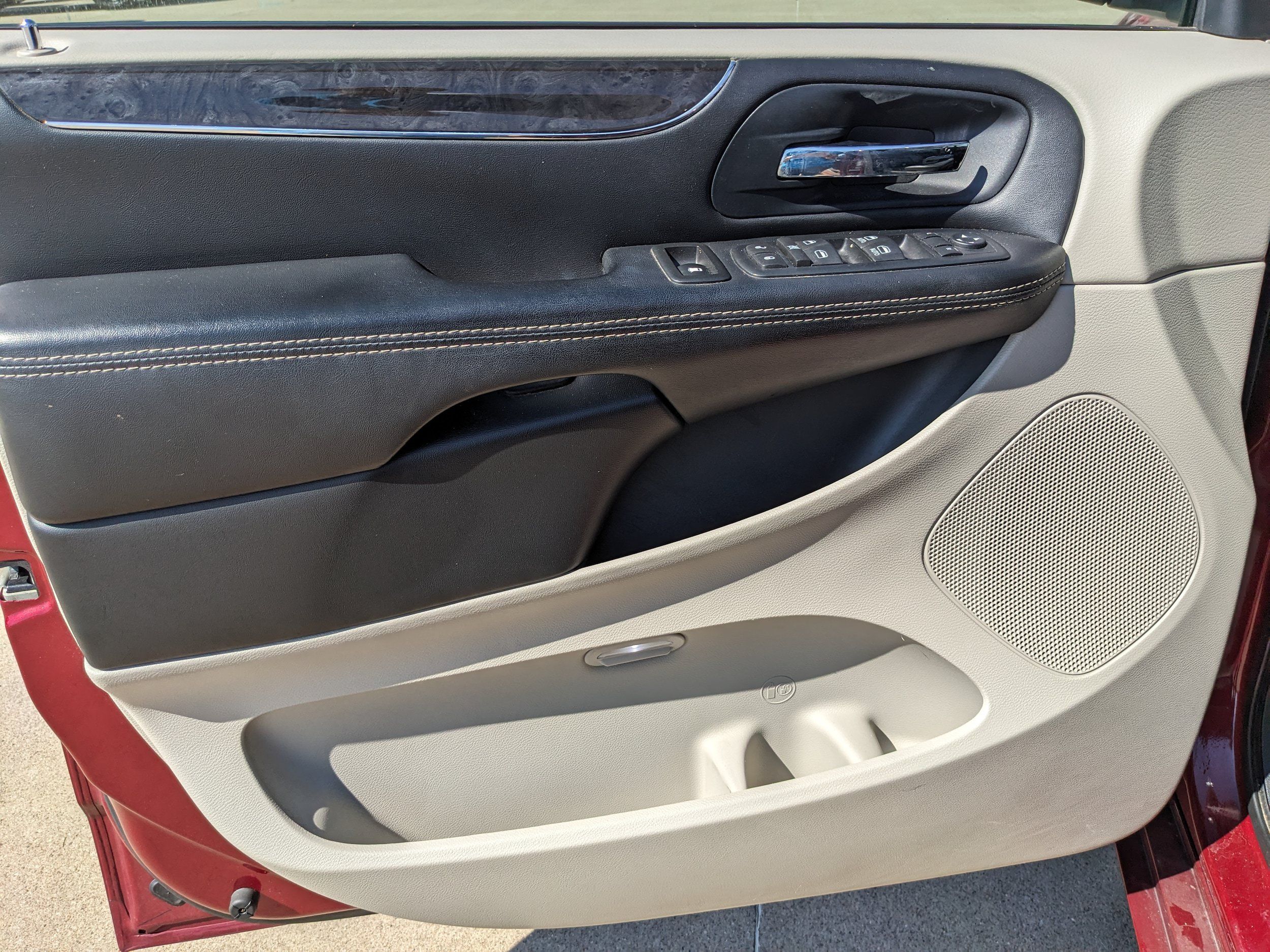 Used 2016 Chrysler Town & Country Touring-L FWD image 32