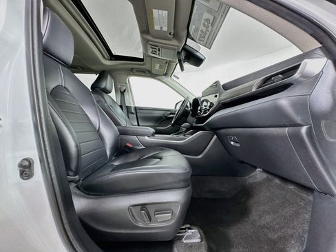 Used 2023 Toyota Highlander XLE AWD/4WD image 29