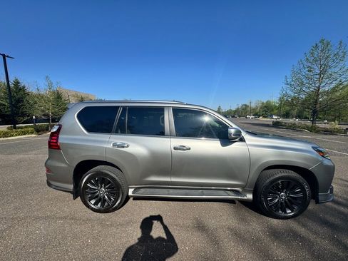 Used 2022 Lexus GX 460 Premium w/ Accessory Package AWD/4WD image 2