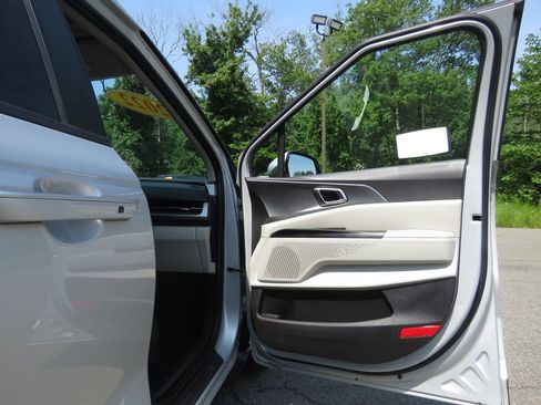 Used 2022 Kia Carnival LX FWD image 12