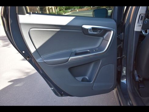 Used 2016 Volvo XC60 T5 Platinum FWD image 21