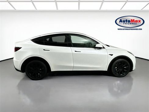 Used 2022 Tesla Model Y Long Range image 9