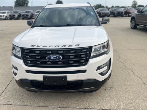 Used 2017 Ford Explorer XLT w/ Equipment Group 202A FWD image 11
