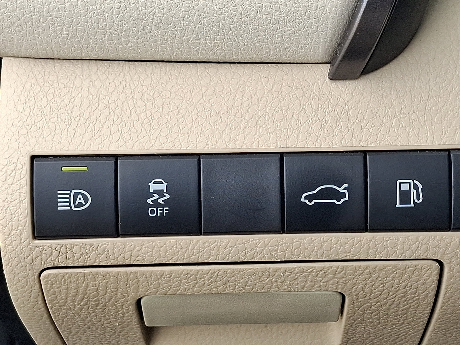 Used 2018 Toyota Camry LE w/ Convenience Package FWD image 26