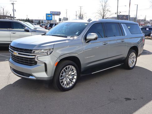 Certified 2024 Chevrolet Suburban LT w/ LT Signature Package image 5