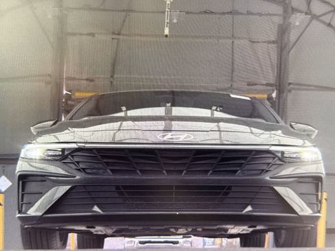Used 2025 Hyundai Elantra Sport image 8