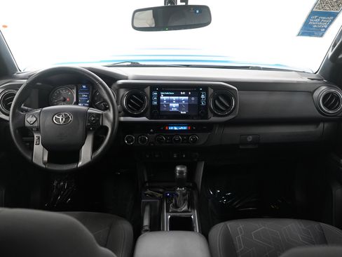 Used 2016 Toyota Tacoma TRD Sport image 12