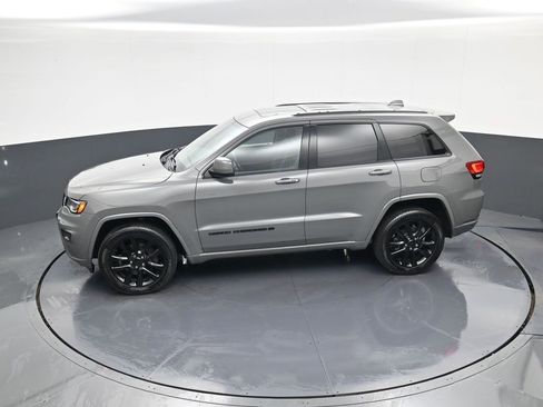 Used 2022 Jeep Grand Cherokee Laredo X image 28
