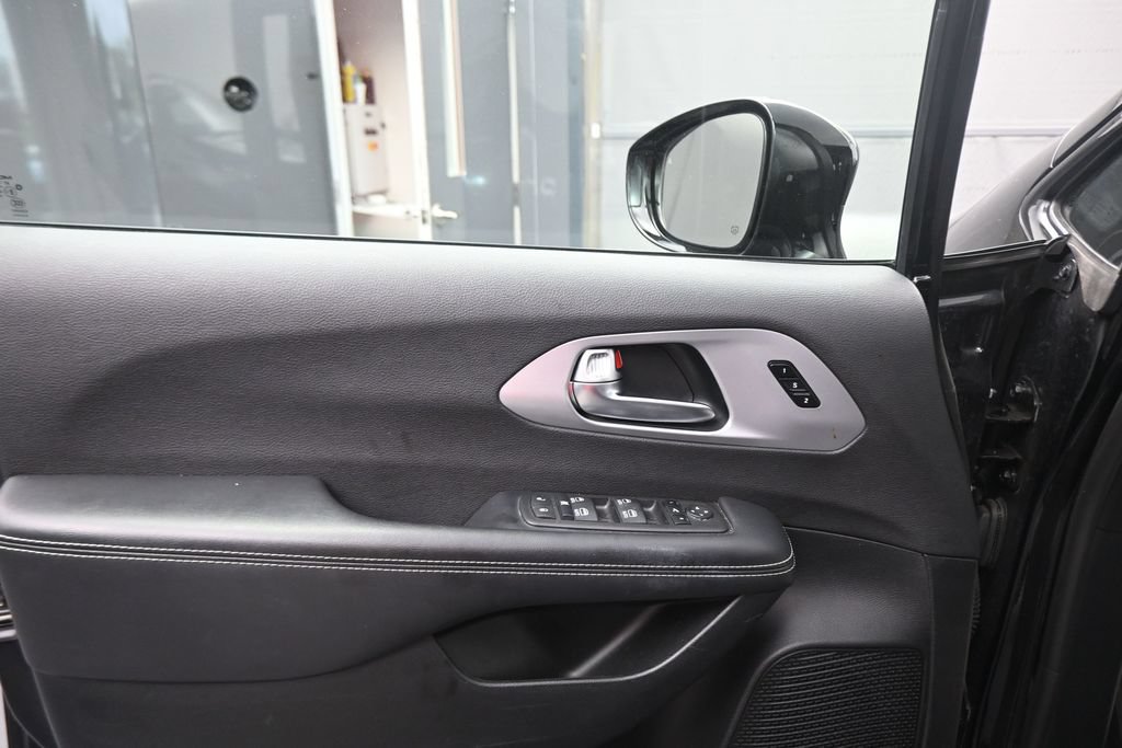 Used 2025 Chrysler Pacifica Limited FWD image 43