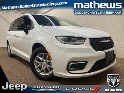 Used 2025 Chrysler Pacifica Select