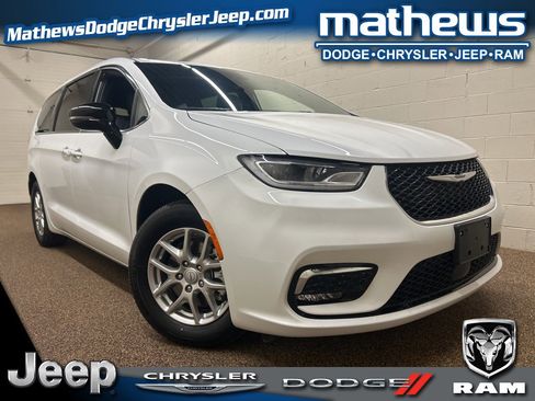 Used 2025 Chrysler Pacifica Select image 1