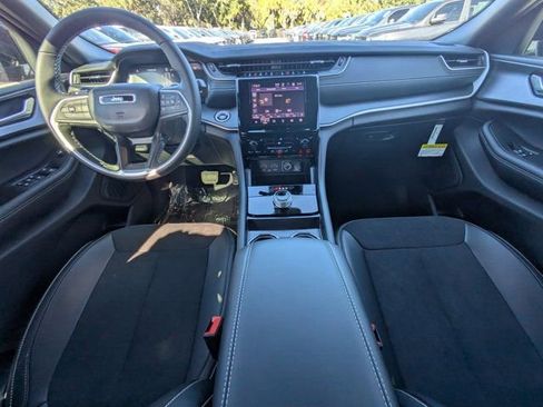 New 2025 Jeep Grand Cherokee Altitude image 13