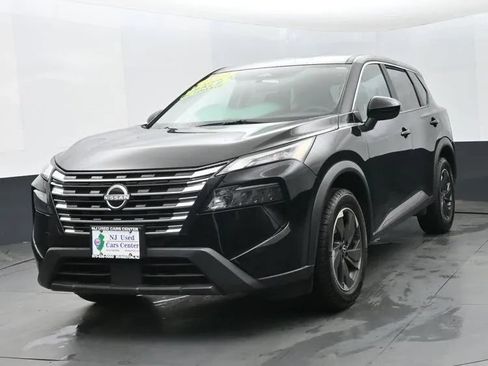 Used 2025 Nissan Rogue SV FWD image 1