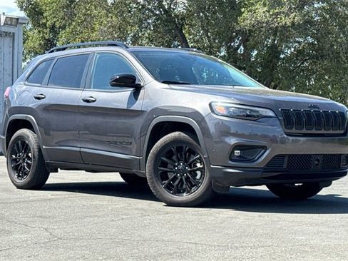 Used 2023 Jeep Cherokee Altitude Lux image 2