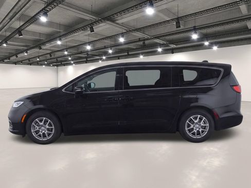 Used 2024 Chrysler Pacifica Touring-L FWD image 6