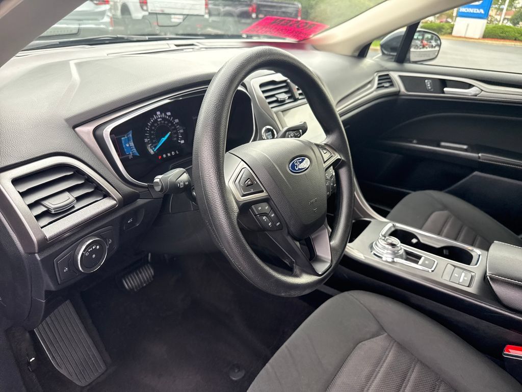 Used 2020 Ford Fusion SE FWD image 14