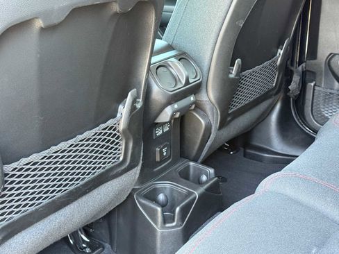 Used 2025 Jeep Wrangler Unlimited Rubicon AWD/4WD image 25