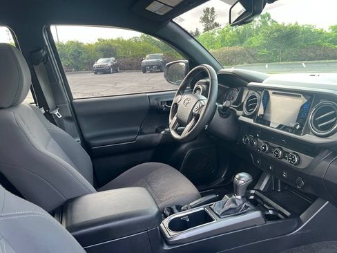 Used 2017 Toyota Tacoma TRD Off-Road w/ Tow Package (A/T) AWD/4WD image 9
