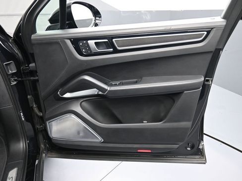 Certified 2022 Porsche Cayenne Turbo S AWD/4WD image 31