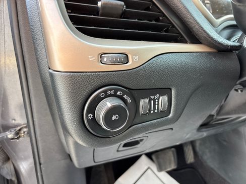 Used 2016 Jeep Cherokee Limited FWD image 13