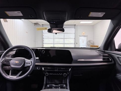 Used 2025 Chevrolet Traverse LT FWD image 30