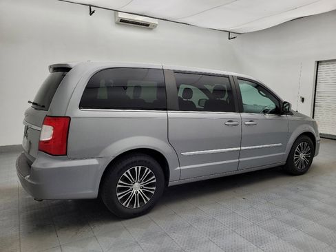 Used 2014 Chrysler Town & Country S FWD image 10