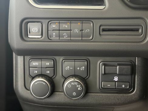 Used 2021 Chevrolet Tahoe Z71 w/ Z71 Signature Package AWD/4WD image 34